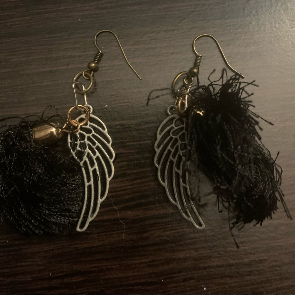 Angle wings with black tassels